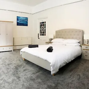 Apartment April Summer Breeze -3bed-sleeps 6-parking-walk To The Beach-spacious-families-groups-professionals-contractors Welcome United Kingdom